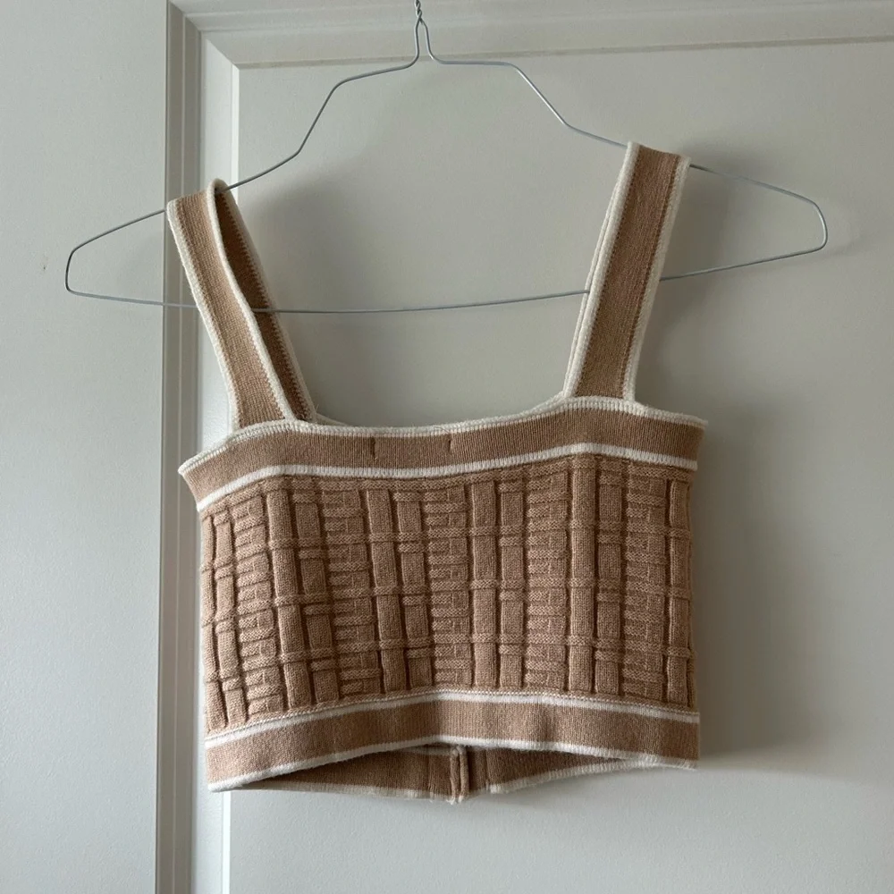 Cropped Knit Tank Top - Picture 3 of 4